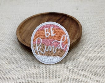 「Be Kind」刺繍ワッペン - アイロン接着式