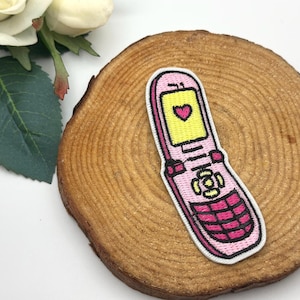 Retro Pink Flip Phone Bügelbild: Gestickte Applikation