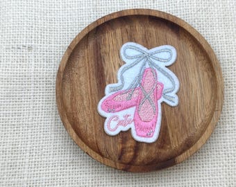 Broderad stryklapp med rosa balettskor: Dekoration av dansband