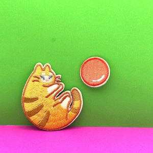 Orange verspielte Katze & Ball lustige Tier Kätzchen Aufnäher zum aufbügeln/ gestickter Aufnäher/ lustige Applikation/ DIY Patch