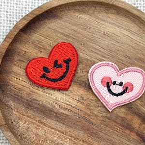 Parche bordado con cara sonriente de corazón rojo: aplique termoadhesivo