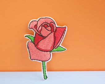 Parche termoadhesivo bordado de rosa roja: aplique floral