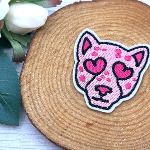 Parche de leopardo rosa: aplique bordado con ojos de corazón