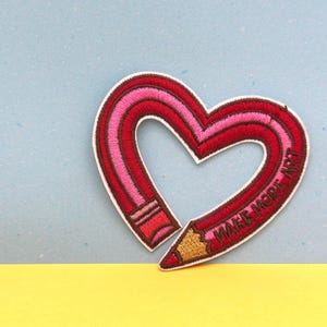 Make More Art Herzform Bleistift Gestickter Aufnäher - Aufnäher zum Aufbügeln für ästhetische Applikation / gestickter Aufnäher
