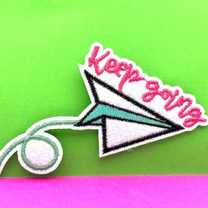 Toppa termoadesiva con messaggio positivo "Keep Going Paper Airplane"/toppa ricamata/toppa divertente/applique/toppa fai da te da cucire