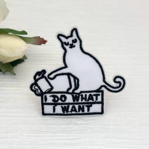Broderad stryklapp med kattmotiv
