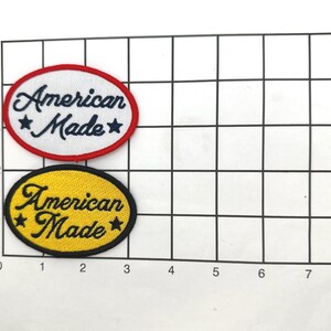 K&ouml;nnte beinhalten: Zwei ovale gestickte Aufn&auml;her auf einem in Zoll markierten Raster. Der obere Aufn&auml;her ist wei&szlig; mit rotem Rand und dunkelblauem Text American Made mit Sternen. Der untere Aufn&auml;her ist gelb mit schwarzem Rand und schwarzem Text American Made mit Sternen.