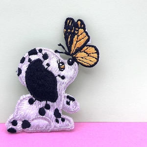 Parche termoadhesivo bordado de cachorro dálmata con mariposa