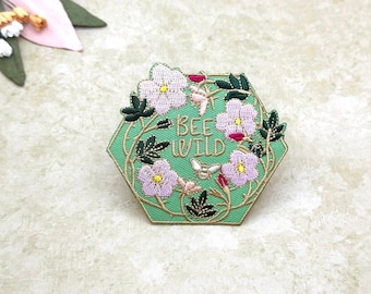 Parche bordado floral de abeja silvestre: aplique termoadhesivo de flores caprichosas