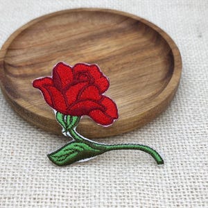 Toppa termoadesiva ricamata con rosa rossa: applicazione floreale