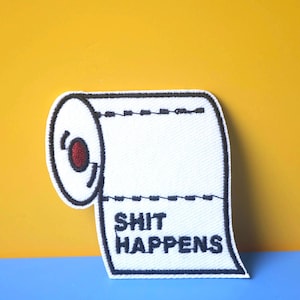 面白いトイレットペーパー「shit happens」ユーモラスなアイロンパッチ/刺繍パッチ/面白いパッチ/アップリケ/縫い付け DIY パッチ