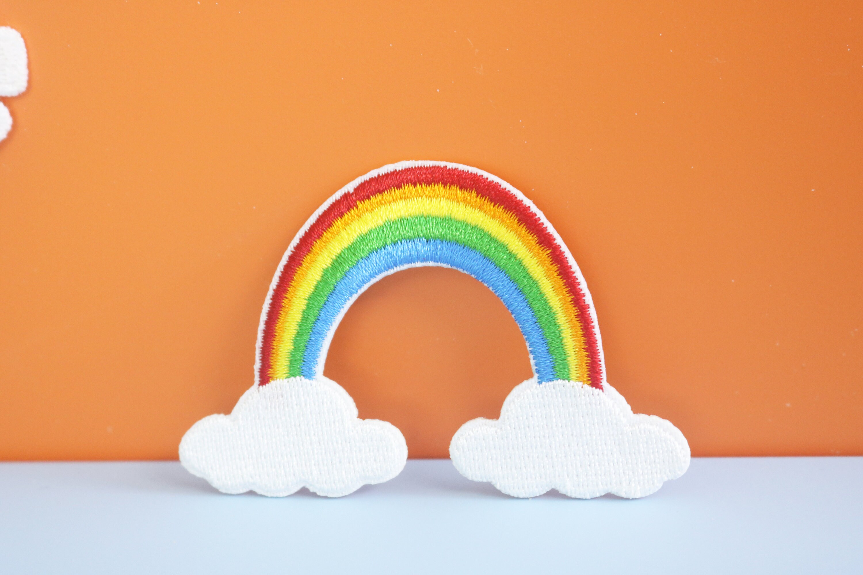 Toppa termoadesiva ricamata con arcobaleno e nuvola dorata