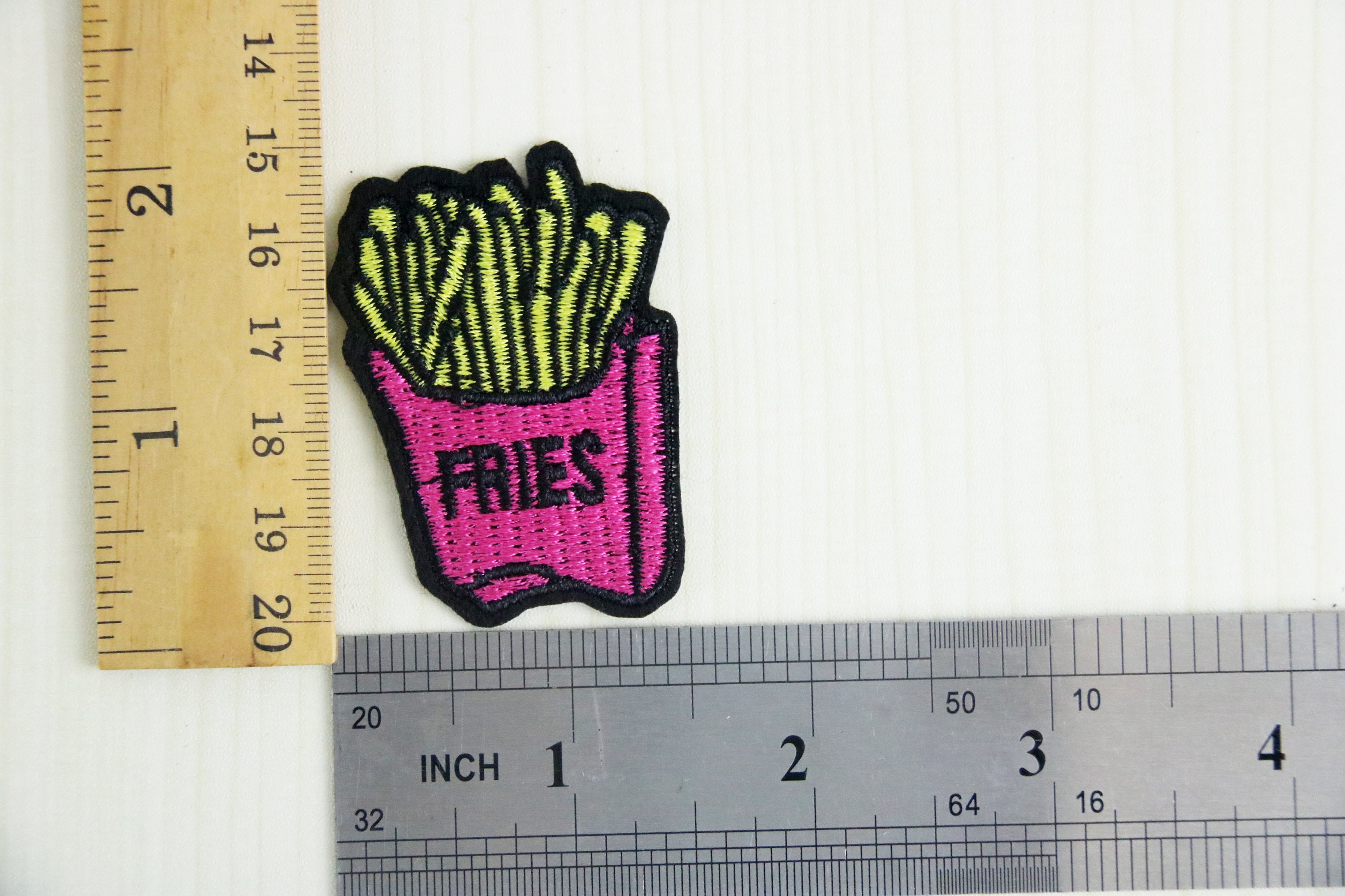 Toppa ricamata da applicare con ferro da stiro o cucitura, tema: Fries Before Guys Patatine fritte