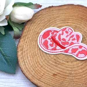 Écusson brodé chapeau de cowboy rose : applique de style occidental