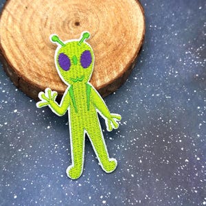 Op de afbeelding: Een rustiek houten bord met de tekst "Welcome to our porch" in witte letters. Het bord heeft een verweerde afwerking en een eenvoudig, uitnodigend ontwerp, perfect voor buitendecoratie.