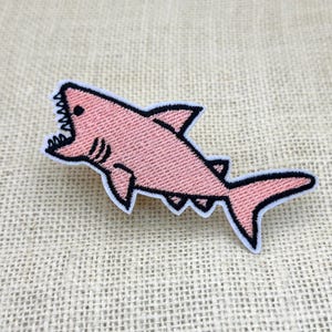 Patch thermocollant brodé requin rose, appliqué rigolo