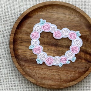 Broderad lapp med ros hjärta – Rosa blommig strykapplikation