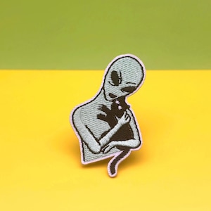 Alien Hugging Black Cat-lapp: Rolig stryk-på-applikation med rymdtema