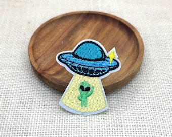 Naszywka haftowana UFO: zabawna aplikacja do prasowania
