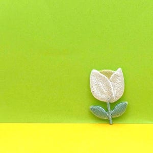 Aplique termocolante bordado de tulipa pequena
