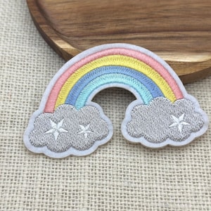 Naszywka do prasowania z haftem tęczowej chmury