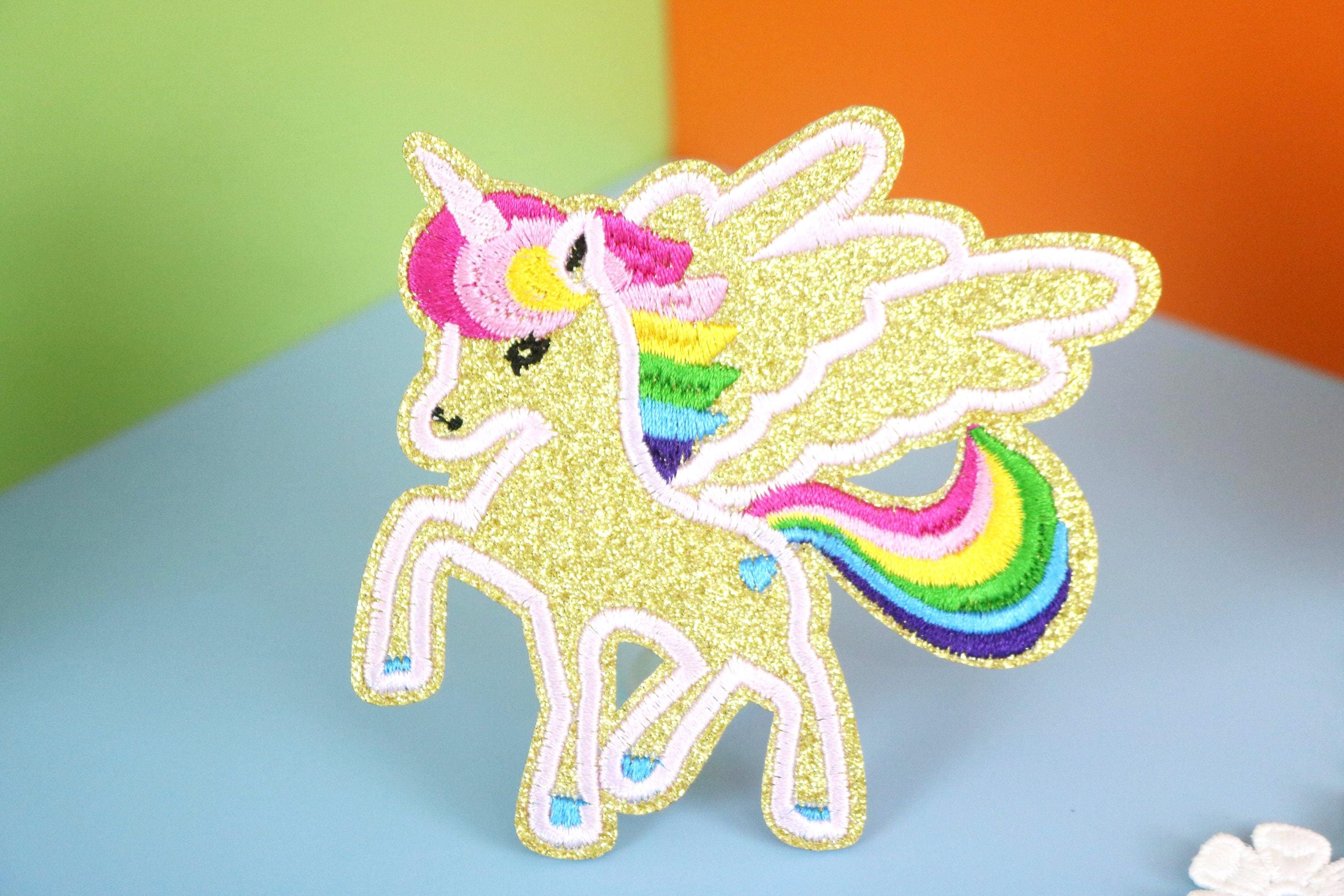 Licorne Mignonne Dessinée à La Main Sur Arc-en-ciel Corne Magique Avec