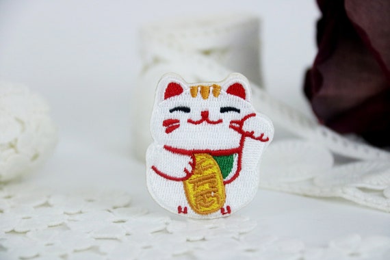 招き猫のワッペン：刺繍入りアイロン接着アップリケ - Etsy 日本