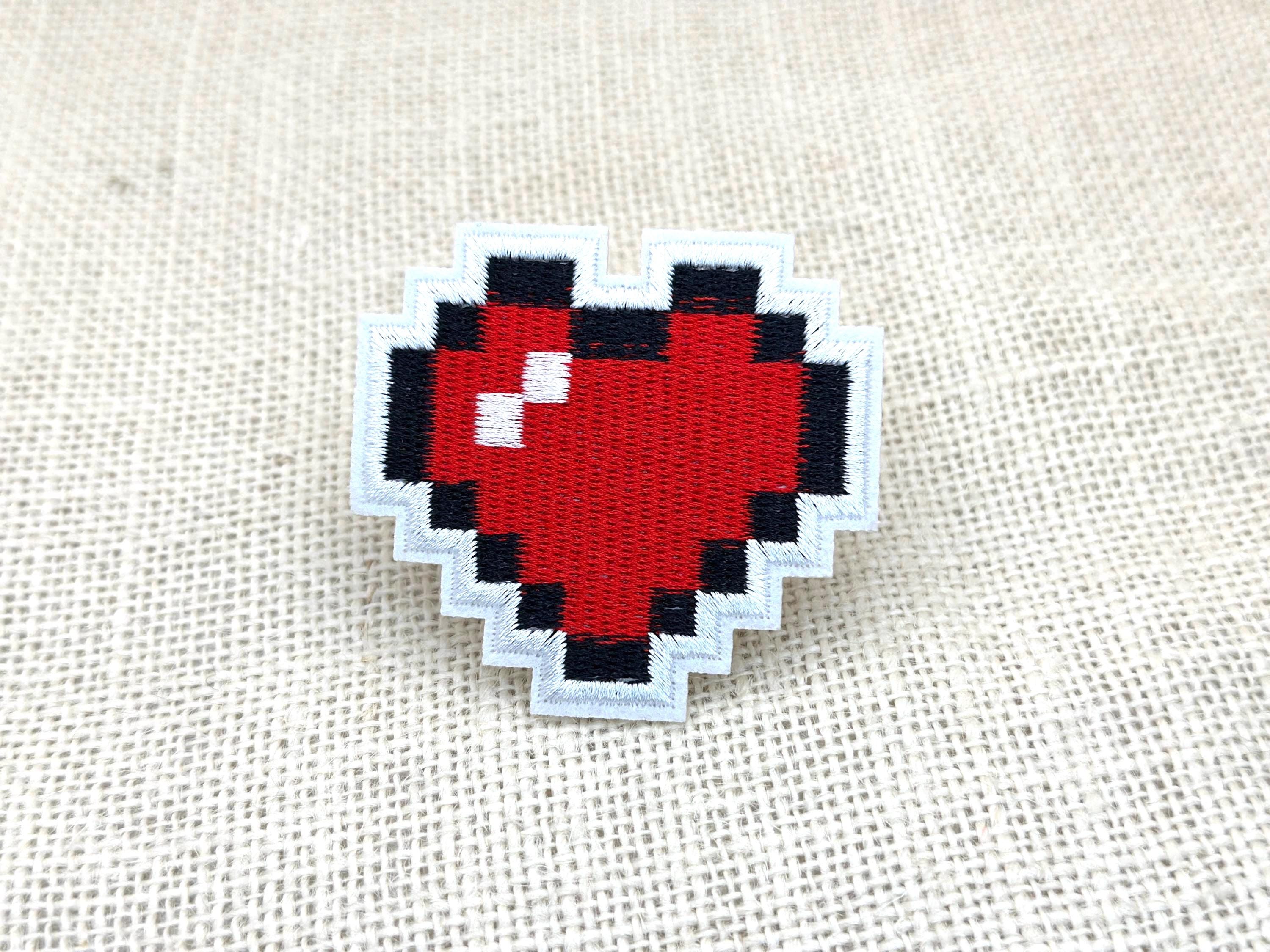 ピクセルハートアイロンワッペン：レトロ8ビットゲーマーアップリケ