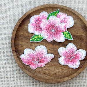 Set di 3 toppe termoadesive ricamate con fiori di ciliegio rosa (Sakura).