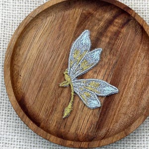 Złota i srebrna haftowana naszywka ważka do prasowania