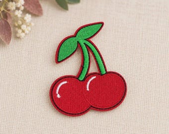 Kersen-strijkpatch: geborduurde fruitappliqué