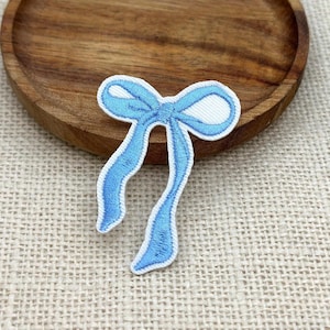 Esthetische babyblauwe strik geborduurde strijkpatch