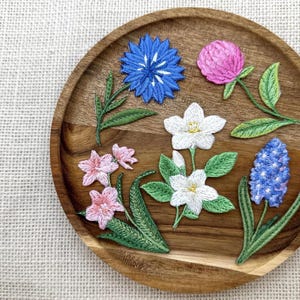 Broderade vårblomstyglappar 5-pack – Strykbara botaniska applikationer