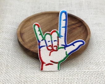 「愛してる」ハンドサインパッチ：カラフルな刺繍入りアイロン接着式アップリケ