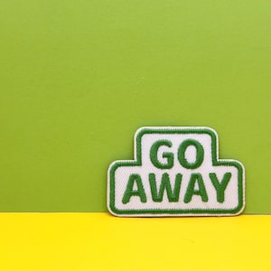 Go Away Aufnäher grün Aufbügler Bügelbild für Jacken, Taschen, Jacken, Taschen oder DIY, gestickt, gestickt, gestickt, gestickt, gestickt