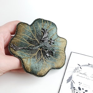 Tropical leaf print with crystal vintage frog, Green tree frog pin leaf brooch, Frog jewellery, Frog animal jr bridesmaid gift