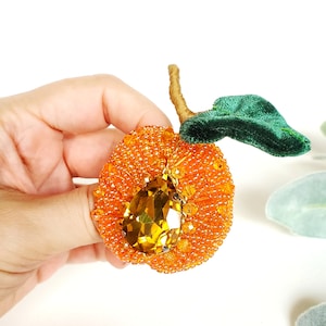 Broche de fruits bijoux abricot perlé, broche de bijoux de fruits faite à la main épingle végétalien, broche de pomme de nourriture miniature