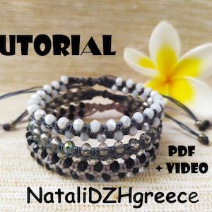 以下が含まれることがあります： グレーの紐と黒、白、グレーのビーズが付いたビーズブレスレット3本。ブレスレットは重ねられています。画像には「TUTORIAL」と「PDF + VIDEO」のテキストと「NataliDZHgreece」の名前が含まれています。