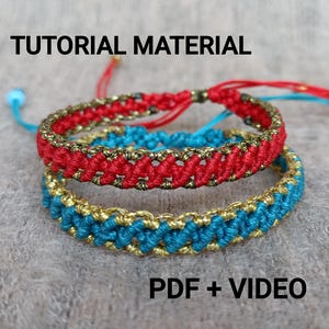 Può includere: Due braccialetti in macramè, uno rosso e uno turchese, con dettagli color oro. I braccialetti sono esposti su una superficie grigia. Il testo "TUTORIAL MATERIAL" e "PDF + VIDEO" sono visibili.