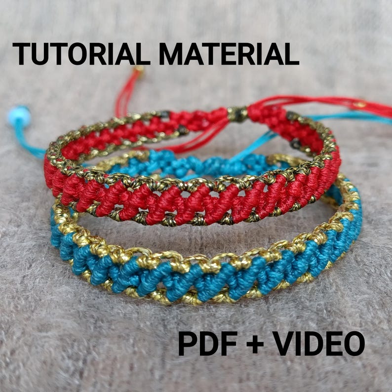 K&ouml;nnte beinhalten: Zwei Makramee-Armb&auml;nder, eines rot und eines t&uuml;rkis, mit goldfarbenen Akzenten. Die Armb&auml;nder werden auf einer grauen Oberfl&auml;che pr&auml;sentiert. Der Text "TUTORIAL MATERIAL" und "PDF + VIDEO" sind sichtbar.
