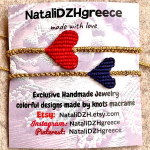 Pode incluir: Duas pulseiras de amizade feitas &agrave; m&atilde;o com n&oacute;s em forma de cora&ccedil;&atilde;o. As pulseiras s&atilde;o vermelhas e azuis e s&atilde;o feitas de macram&eacute;. O cart&atilde;o diz "NataliDZHgreece made with love Exclusive Handmade Jewelry colorful designs made by knots macrame Etsy: NataliDZH.etsy.com Instagram: NataliDZHgreece Pinterest: NataliDZHgreece"
