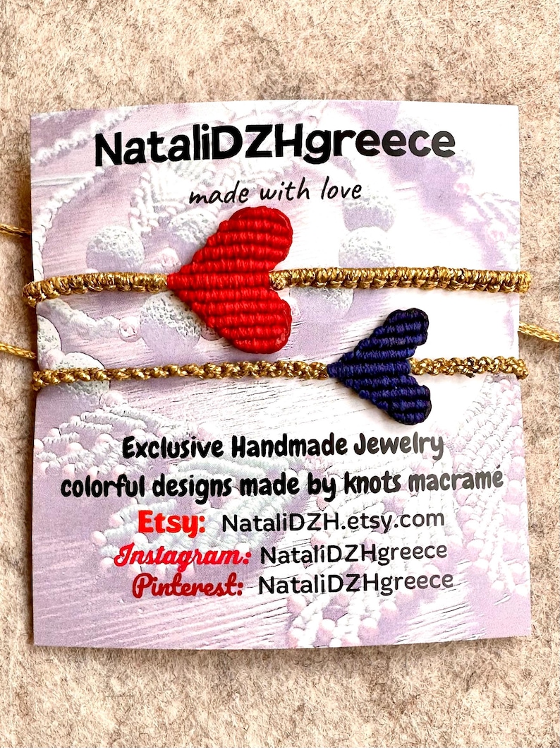 Pode incluir: Duas pulseiras de amizade feitas &agrave; m&atilde;o com n&oacute;s em forma de cora&ccedil;&atilde;o. As pulseiras s&atilde;o vermelhas e azuis e s&atilde;o feitas de macram&eacute;. O cart&atilde;o diz "NataliDZHgreece made with love Exclusive Handmade Jewelry colorful designs made by knots macrame Etsy: NataliDZH.etsy.com Instagram: NataliDZHgreece Pinterest: NataliDZHgreece"