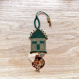 Pu&ograve; includere: Ciondolo per la casa in macram&eacute; verde e oro con un ciondolo a forma di melograno dorato. La casa ha un design a croce ed &egrave; decorata con perline dorate.