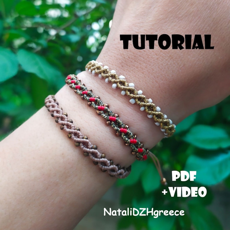 Pode incluir: Tr&ecirc;s pulseiras tran&ccedil;adas com contas de diferentes cores. As pulseiras est&atilde;o no pulso de uma pessoa. O texto "TUTORIAL" est&aacute; no topo da imagem. O texto "PDF + VIDEO" est&aacute; na parte inferior da imagem. O texto "NataliDZHgreece" est&aacute; abaixo do texto "PDF + VIDEO".