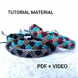 Może przedstawiać: Trzy kolorowe bransoletki przyjaźni z chevronowym wzorem w odcieniach turkusu, brązu, czerni, szarości i bordowego. Bransoletki leżą na szarej powierzchni z tekstem "TUTORIAL MATERIAL" i "PDF + VIDEO" wydrukowanym poniżej.