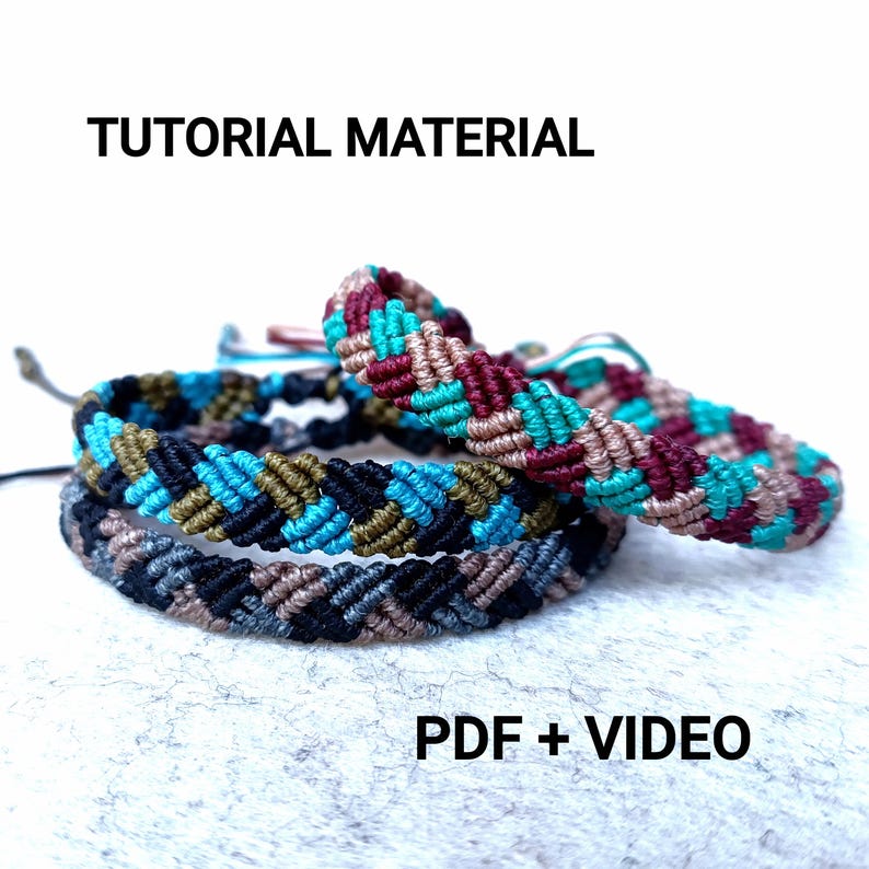 K&ouml;nnte beinhalten: Drei bunte Freundschaftsarmb&auml;nder mit einem Chevron-Muster in den Farben T&uuml;rkis, Braun, Schwarz, Grau und Burgunderrot. Die Armb&auml;nder liegen auf einer grauen Oberfl&auml;che mit dem Text "TUTORIAL MATERIAL" und "PDF + VIDEO" darunter.