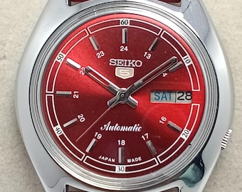 Vintage Seiko 5 Automatikuhr: Rotes Zifferblatt, silberfarbenes Gehäuse, Japan Made
