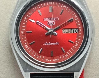 Vintage Seiko 5 Automatikuhr: Rotes Zifferblatt, silberfarbenes Gehäuse, Japan Made