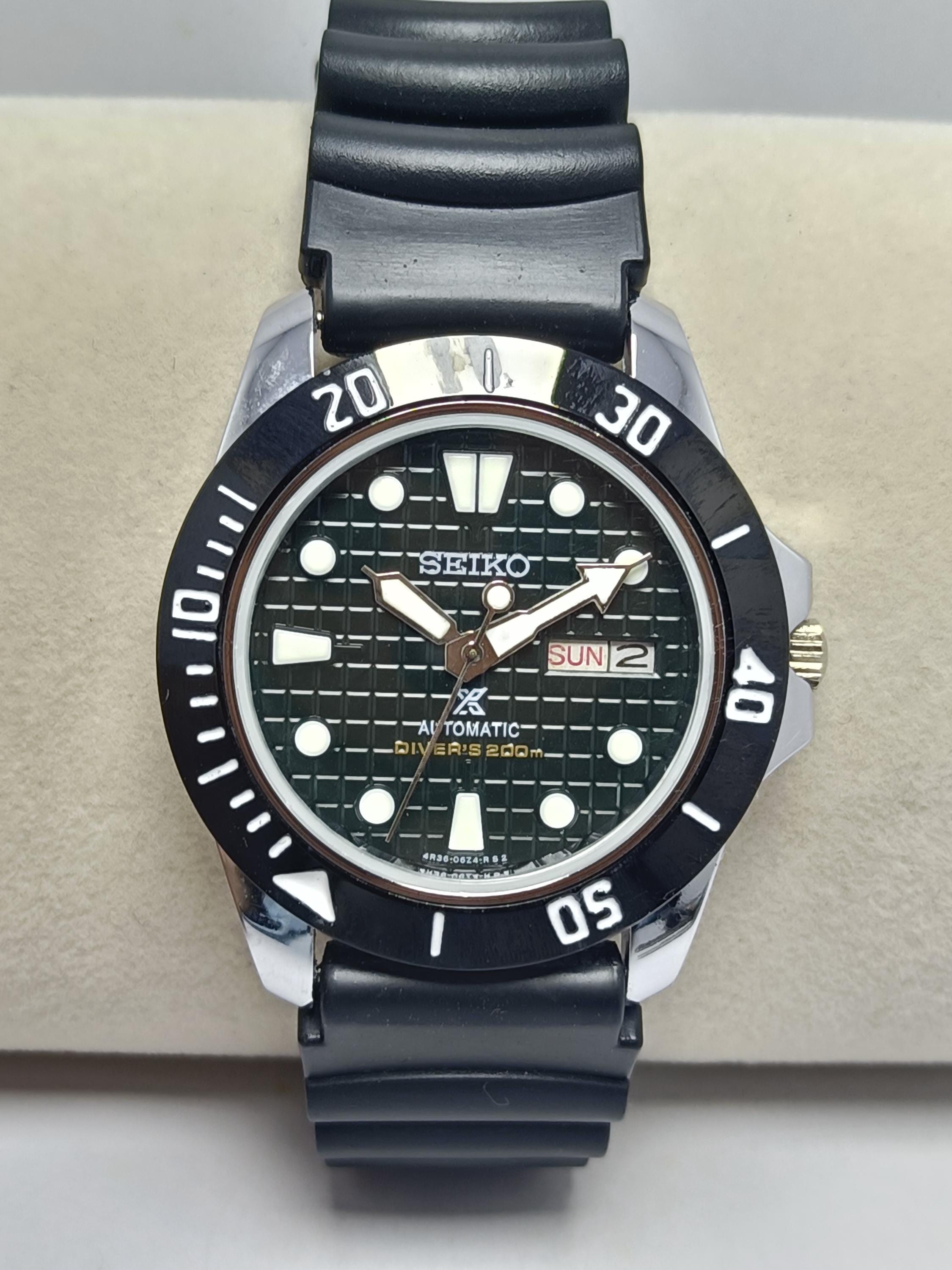 セイコー 自動巻きダイバーズウォッチ（ブラック文字盤、回転ベゼル