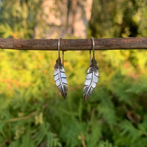 Small feather/ leaf dangle earrings 100% sterling silver. southwestern hippie style.